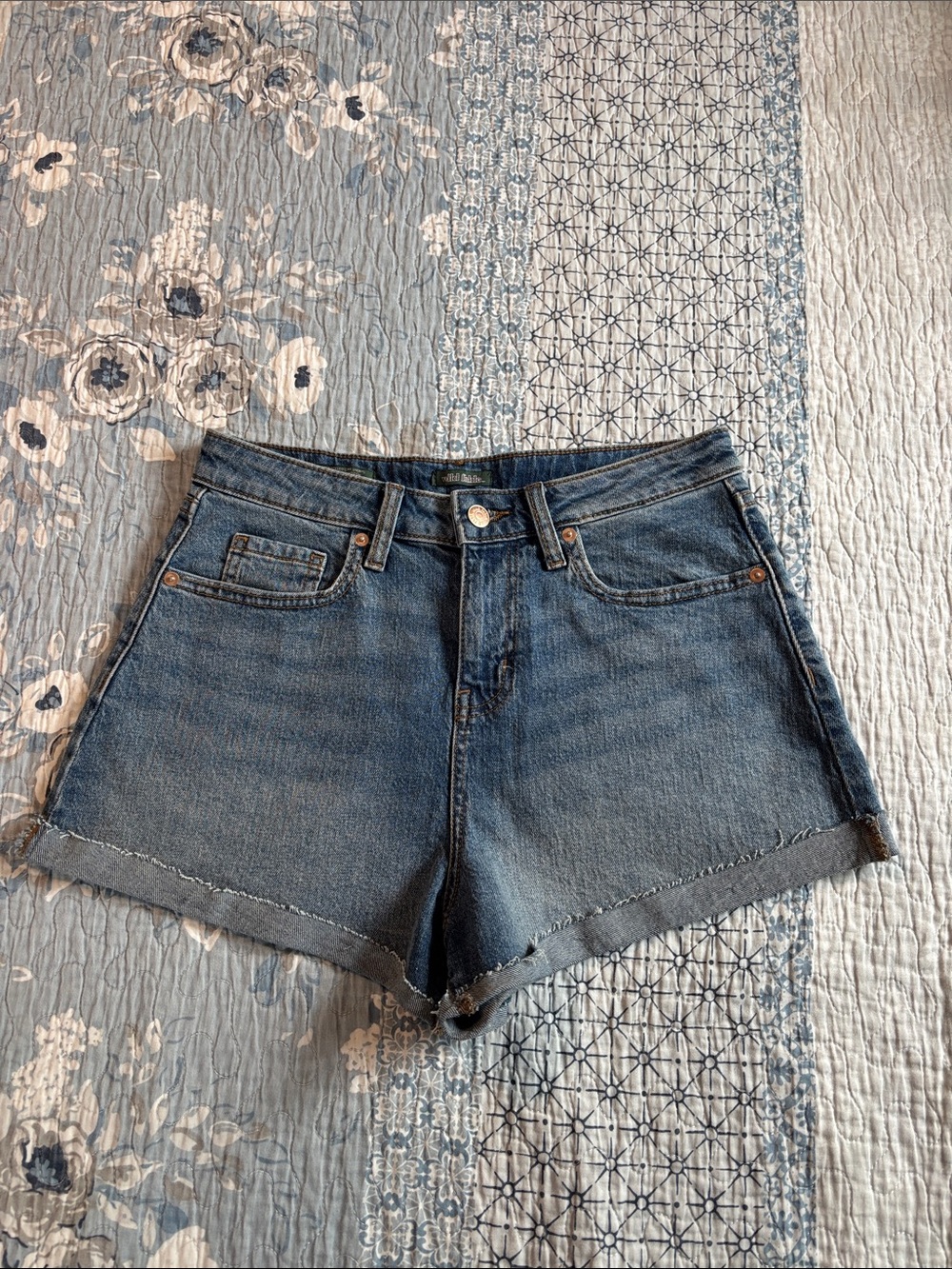 wild fable Women's Mid-Blue Denim Jean Shorts NWOT. Size 6.